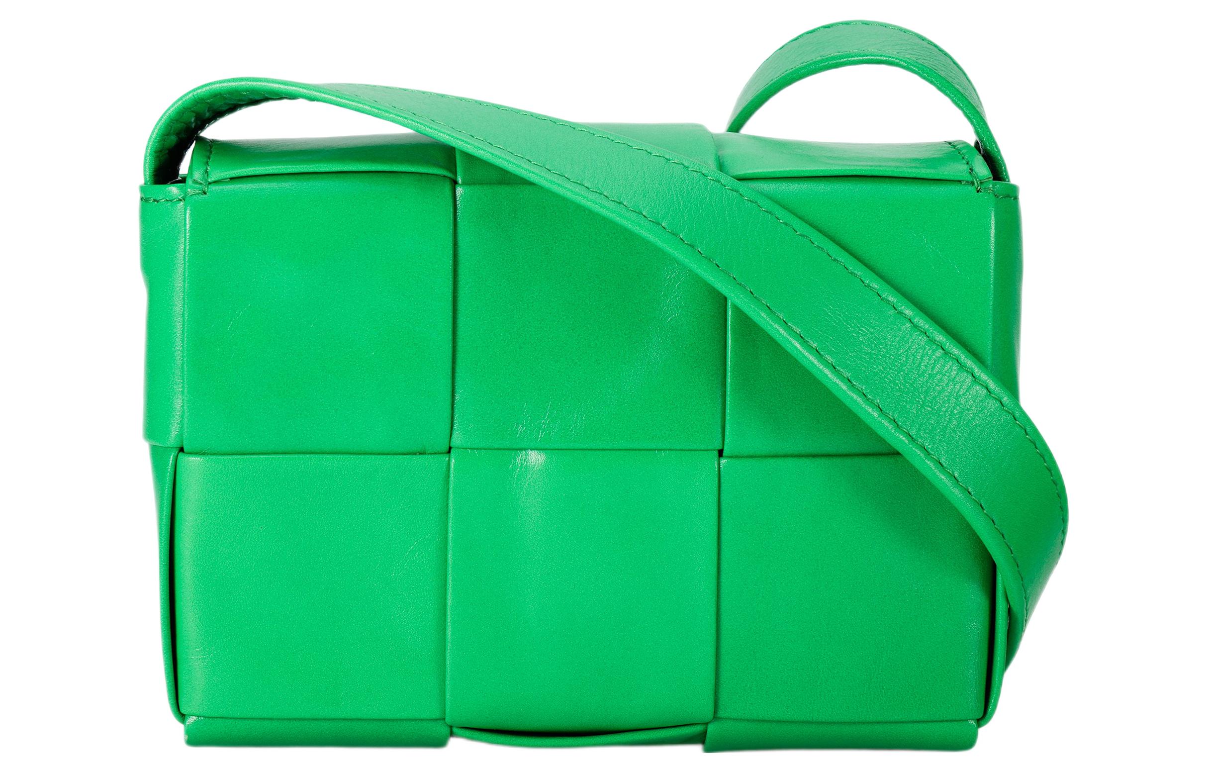 Bottega Veneta Маленький квадратный клатч из телячьей кожи с мелким тиснением — фото 2