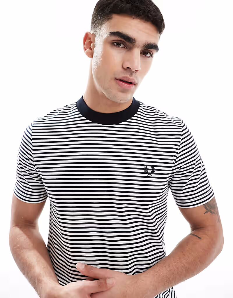 

Футболка Fred Perry в тонкую полоску темно-синего и белого цветов