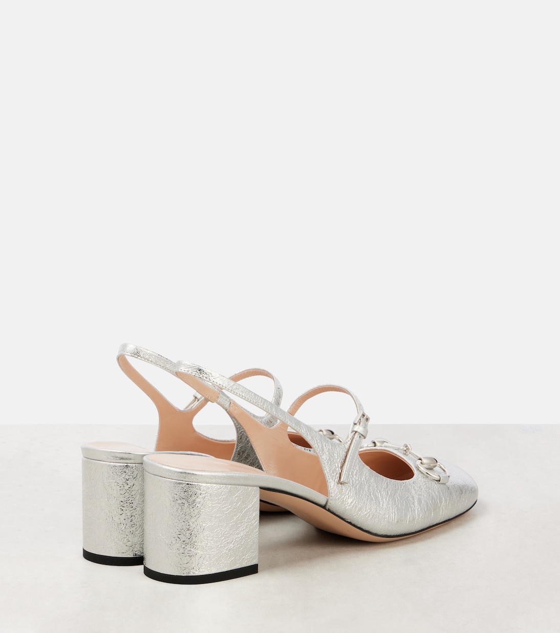 Кожаные туфли-лодочки с перемычкой и ремешком на каблуке Horsebit Gucci, Silver/Silver — фото 2