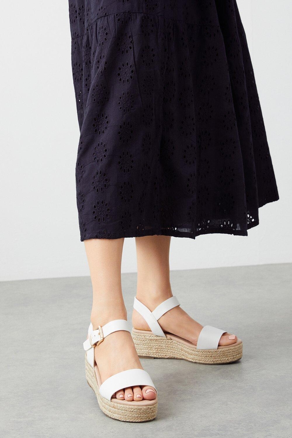 

Туфли Ria на низкой танкетке Dorothy Perkins, белый
