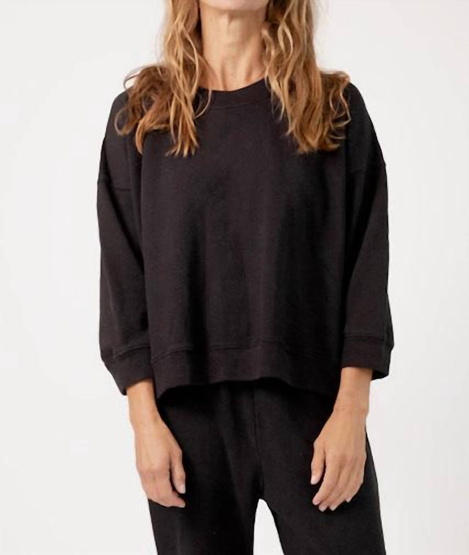 

Нога 3/4 Свитшот в черном Monday12