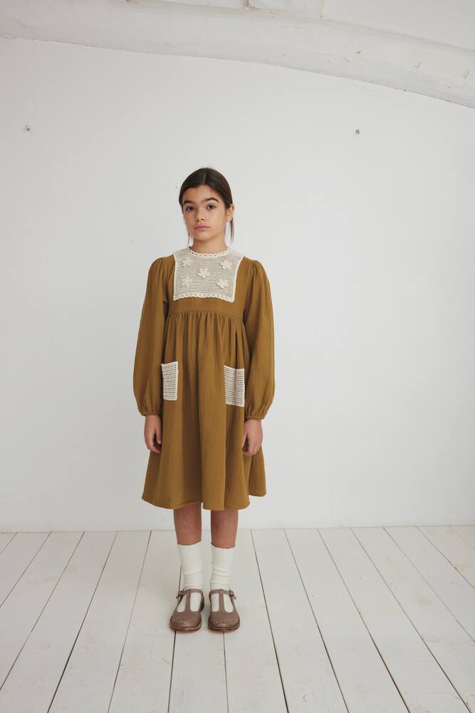 Платье Myla из хлопка с отделкой в технике вязания крючком Bebe Organic, Mustard Aw25 — фото 4