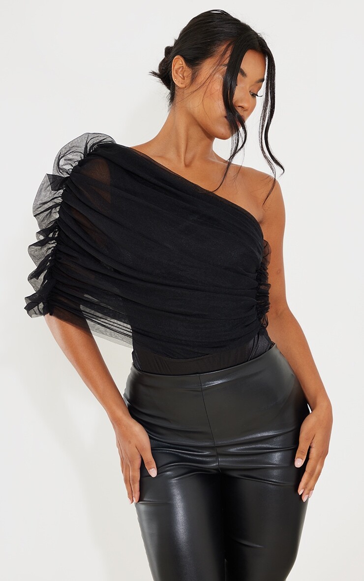 

PrettyLittleThing Черное боди на одно плечо с прозрачными рюшами
