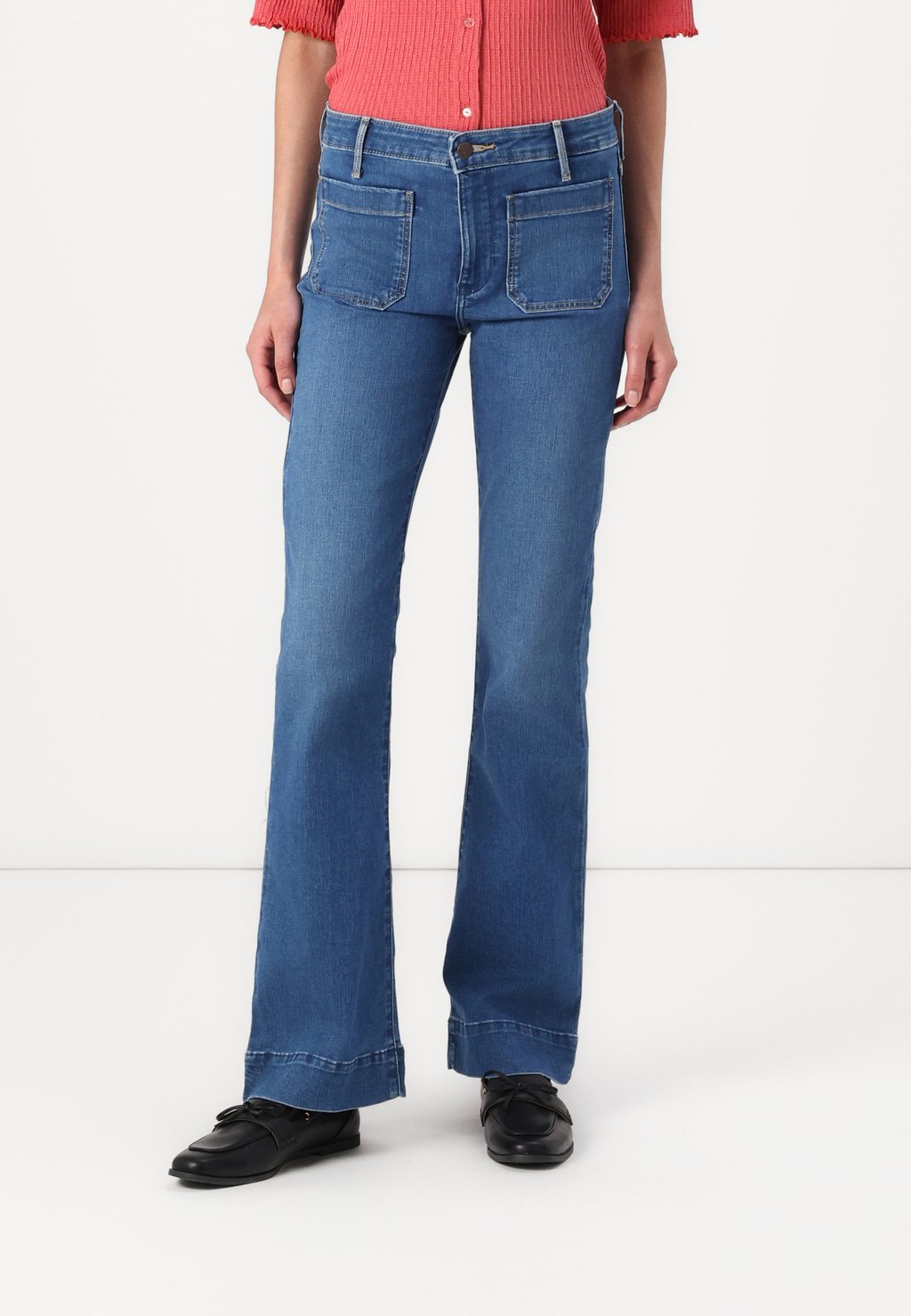 

Расклешенные джинсы Wrangler, цвет Serene Storm