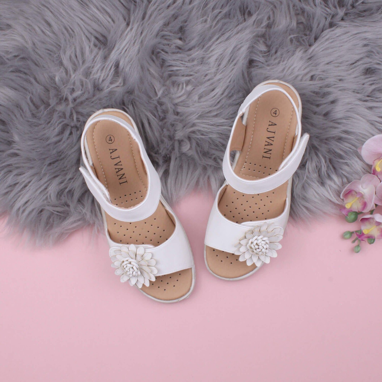 Сандалии Comfort Touch из искусственной кожи на низкой танкетке AJVANI, белый — фото 4
