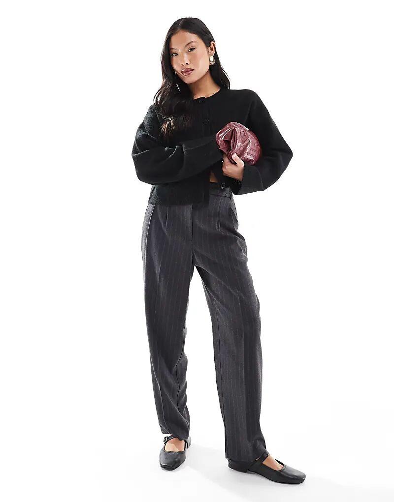 

Брюки прямого кроя с петлями в полоску цвета уголь ASOS DESIGN