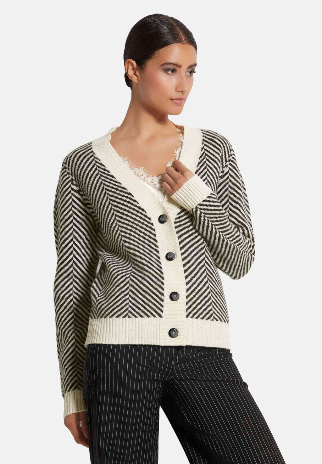 

Кардиган MIT JACQUARD-MUSTER MADELEINE, черный