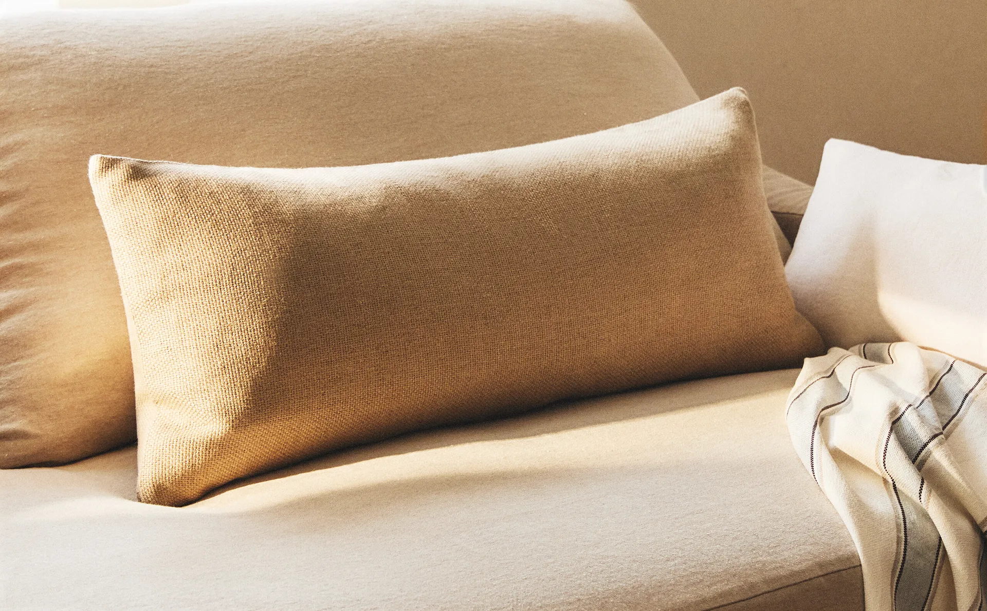 

Льняной чехол на подушку Zara Home, светло-бежевый