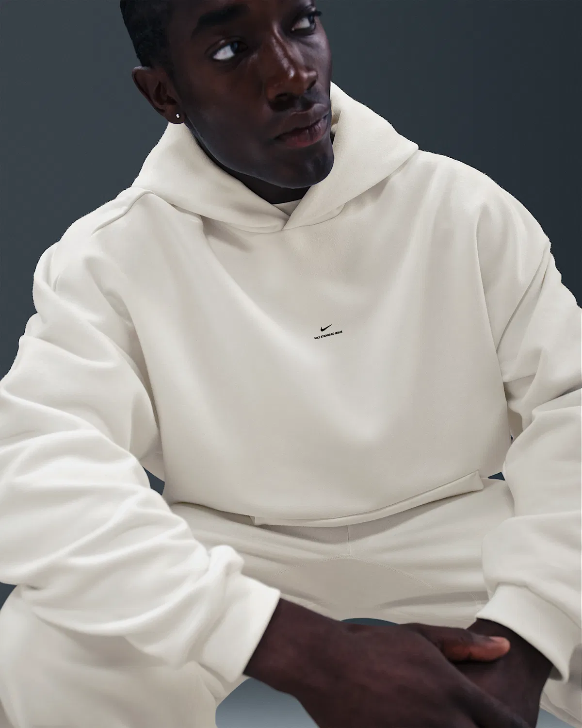 Мужская флисовая баскетбольная худи-пуловер Nike Standard Issue Therma-FIT, Sail/Black — фото 3