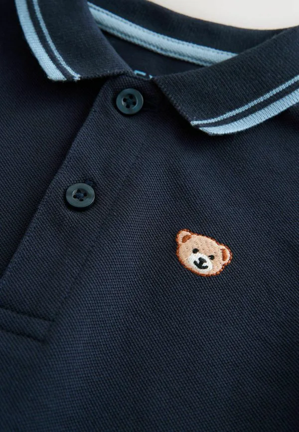 Однотонная стандартная рубашка поло с коротким рукавом Next, Navy Blue Bear Embroidery — фото 3