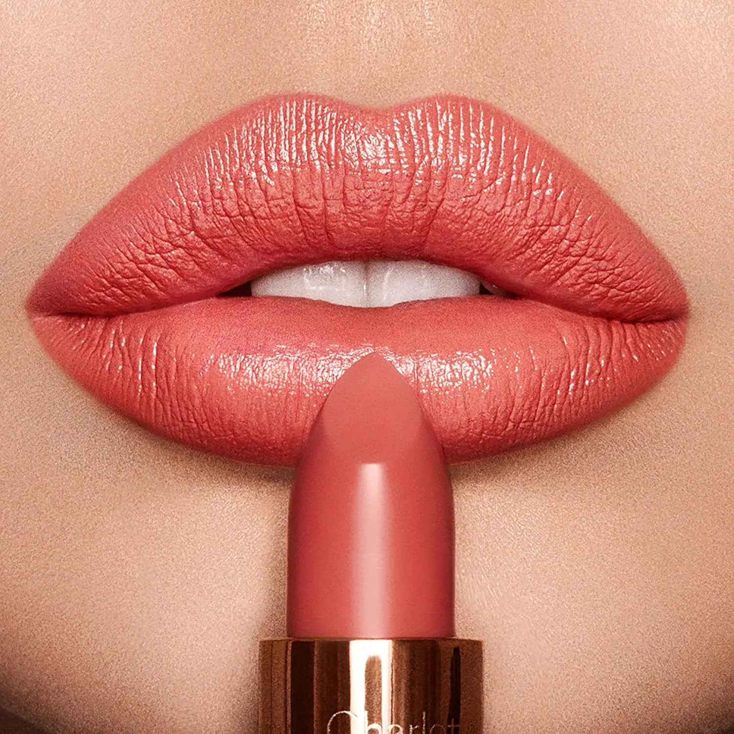 Помада Charlotte Tilbury KISSING - увлажняющая и питательная помада с светоотражающими пигментами для сияющего финиша и визуального увеличения объема губ., Coral Kiss - warm coral — фото 3
