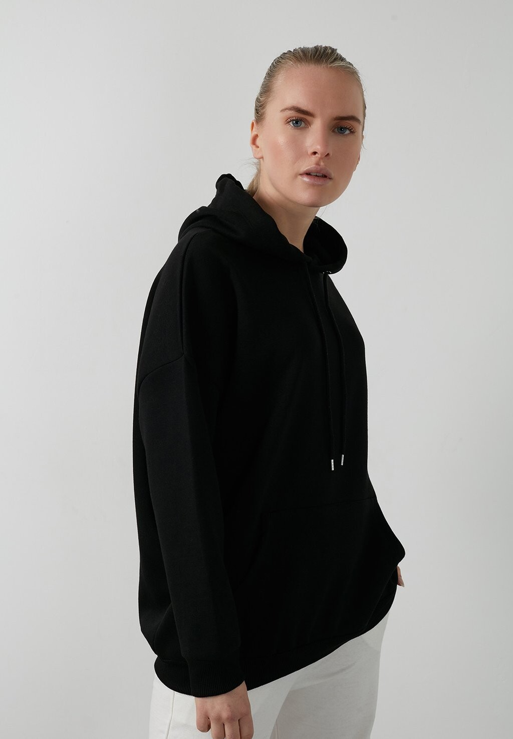 

Толстовка с капюшоном LELA, черный