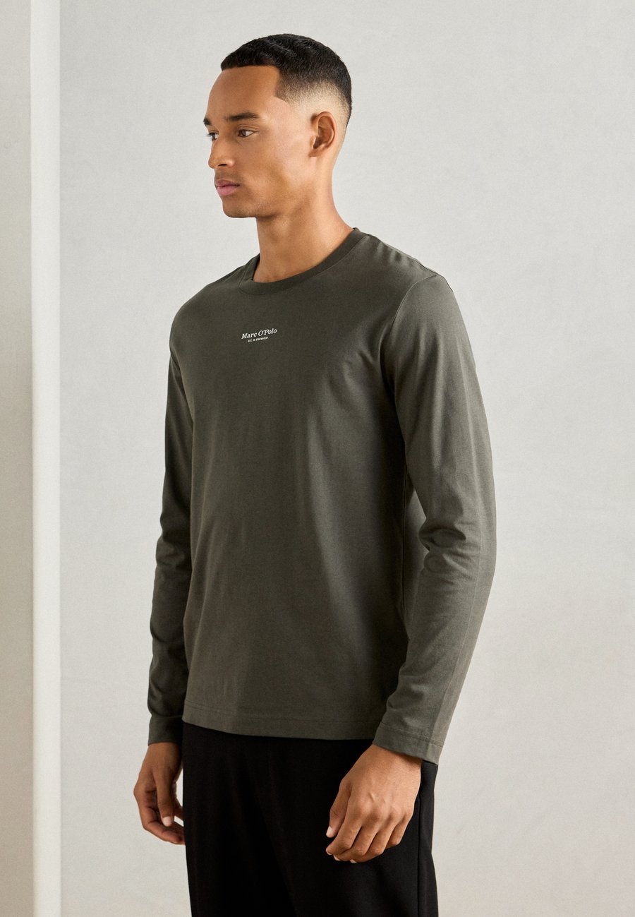 

Топ Marc O'Polo LONG SLEEVE LOGO PRINT AT CENTRE FRONT NECK TRIM, Copley Brown/Mottled Dark Brown