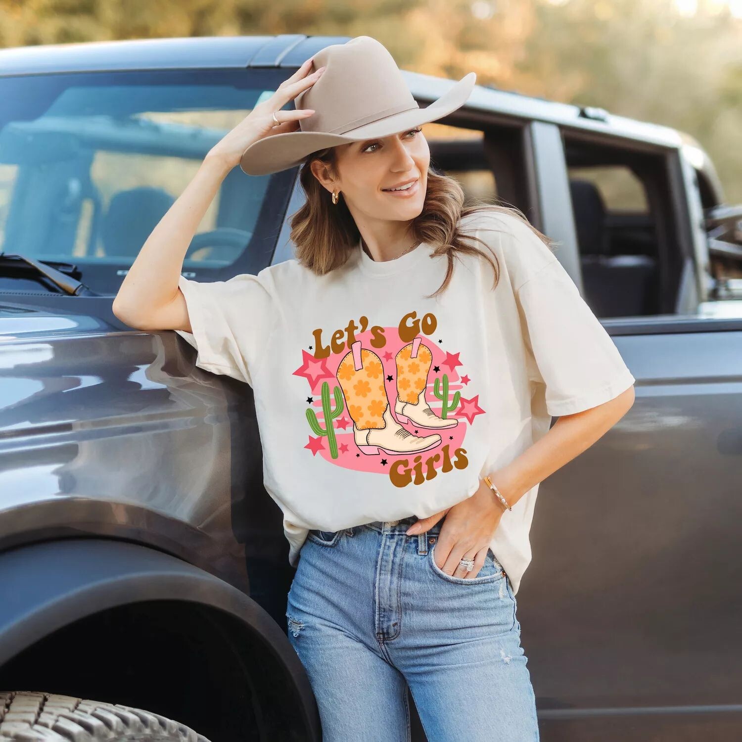 

Футболки Let's Go Girls, окрашенные в одежду кактуса Simply Sage Market