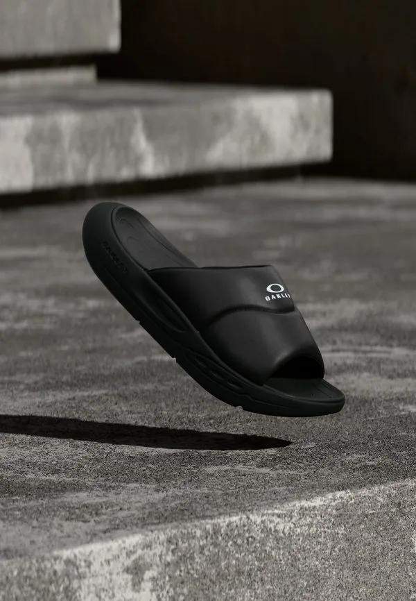 Мулы, скользящие по коре деревьев Oakley, Pitch Black