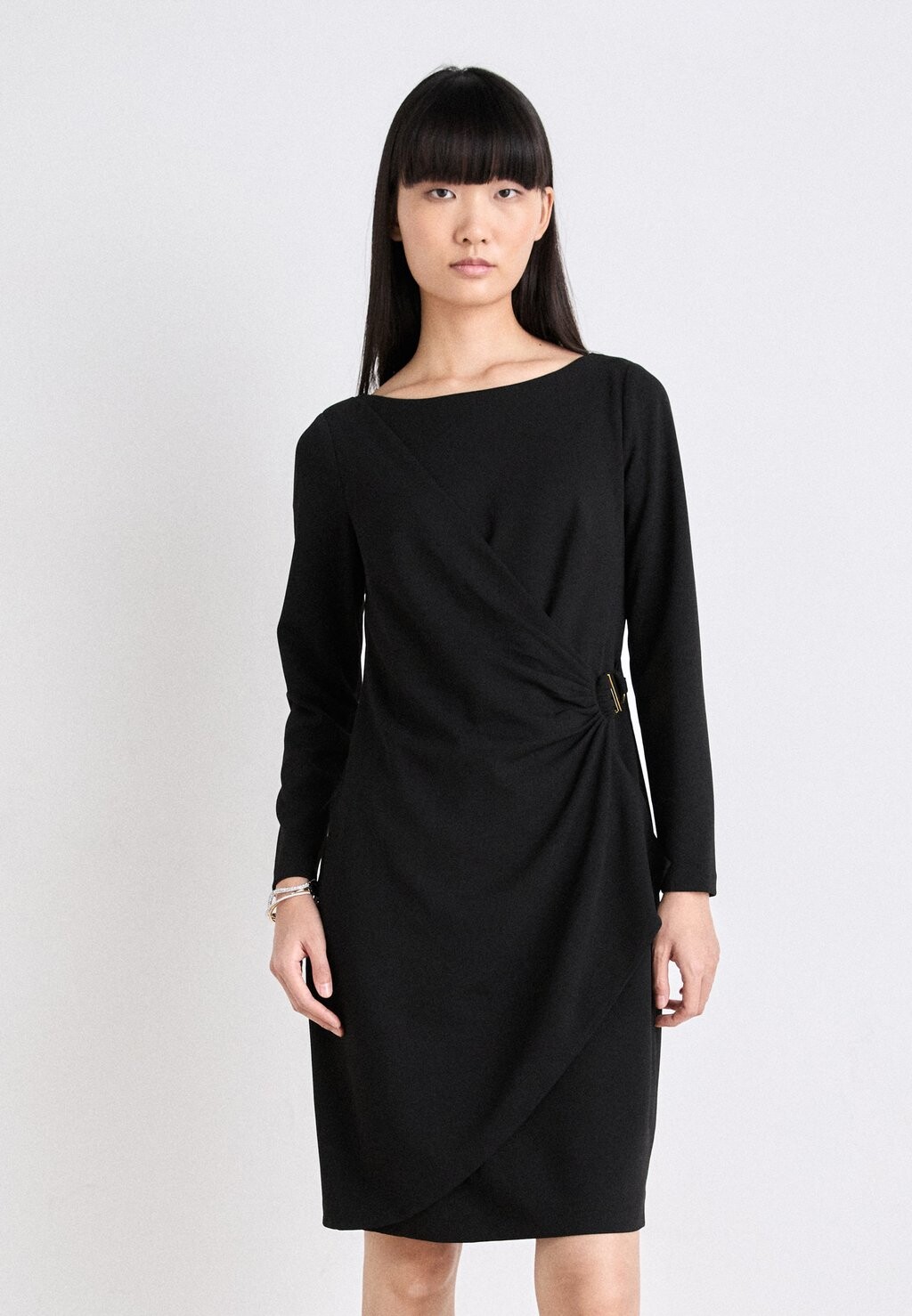 

Платье-футляр ASYMMETRIC DRAPED RUCHED SHEATH DKNY, черный