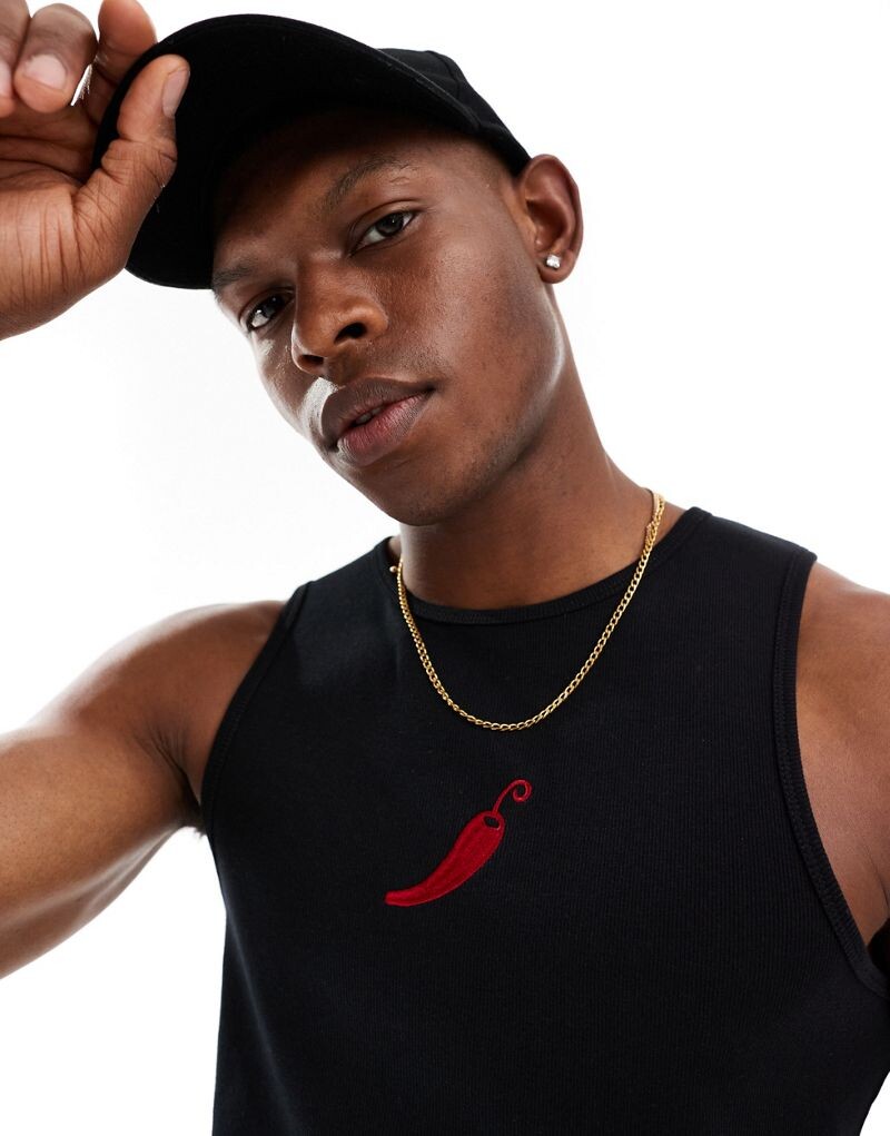 

Черная майка с принтом чили на груди ASOS DESIGN