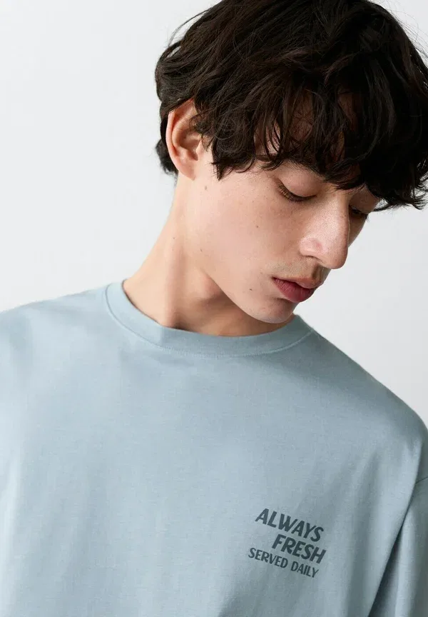 Футболка с принтом Mango Kids, синяя — фото 4