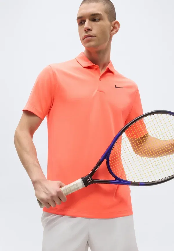 Поло Nikecourt Solid от Nike Performance, цвет горячая лава/черный — фото 4