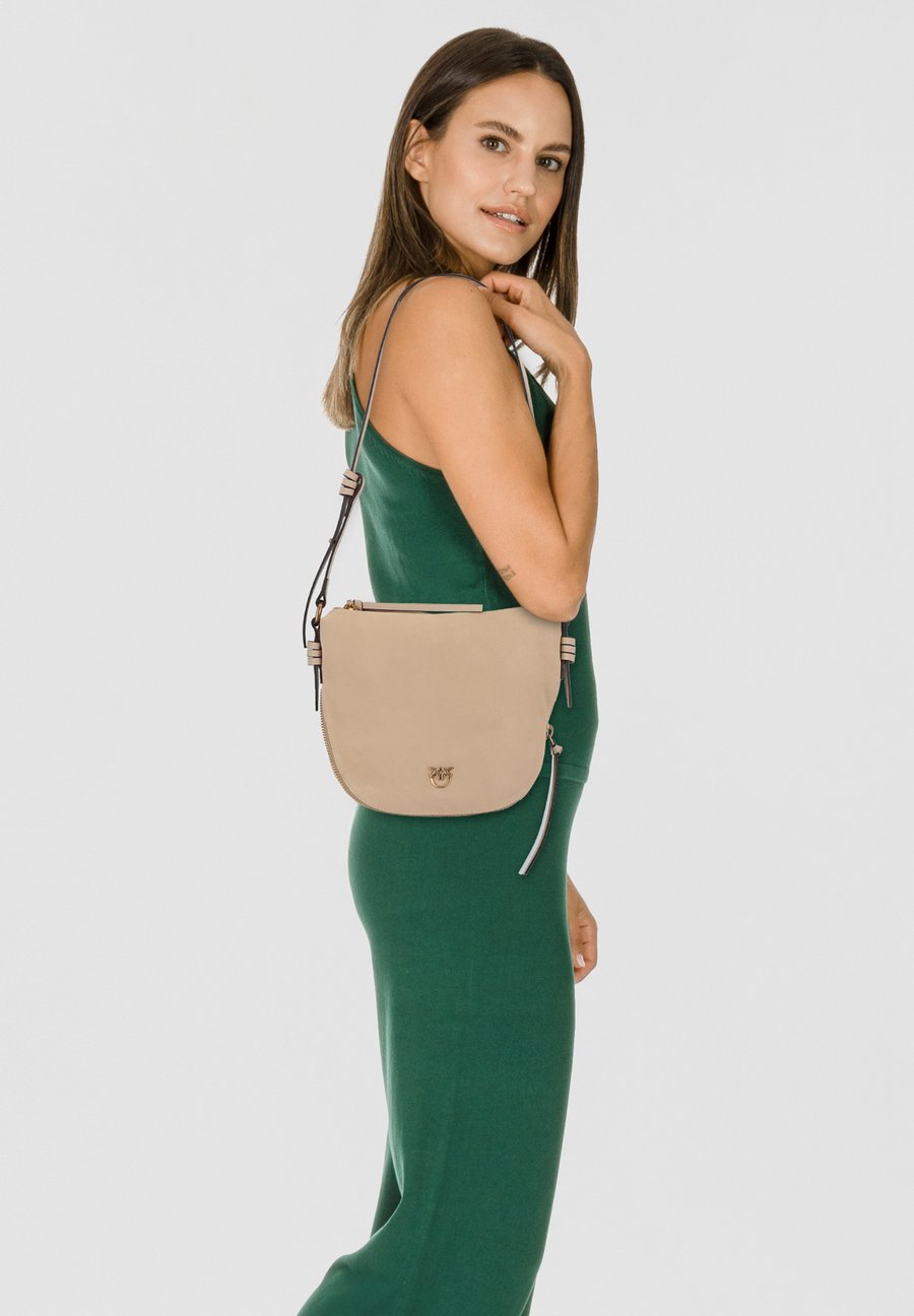 

Сумка кросс-боди Pinko HOBO ZIP AROUND MINI, Beige-Grigio Fumo-Antique Gold/Beige