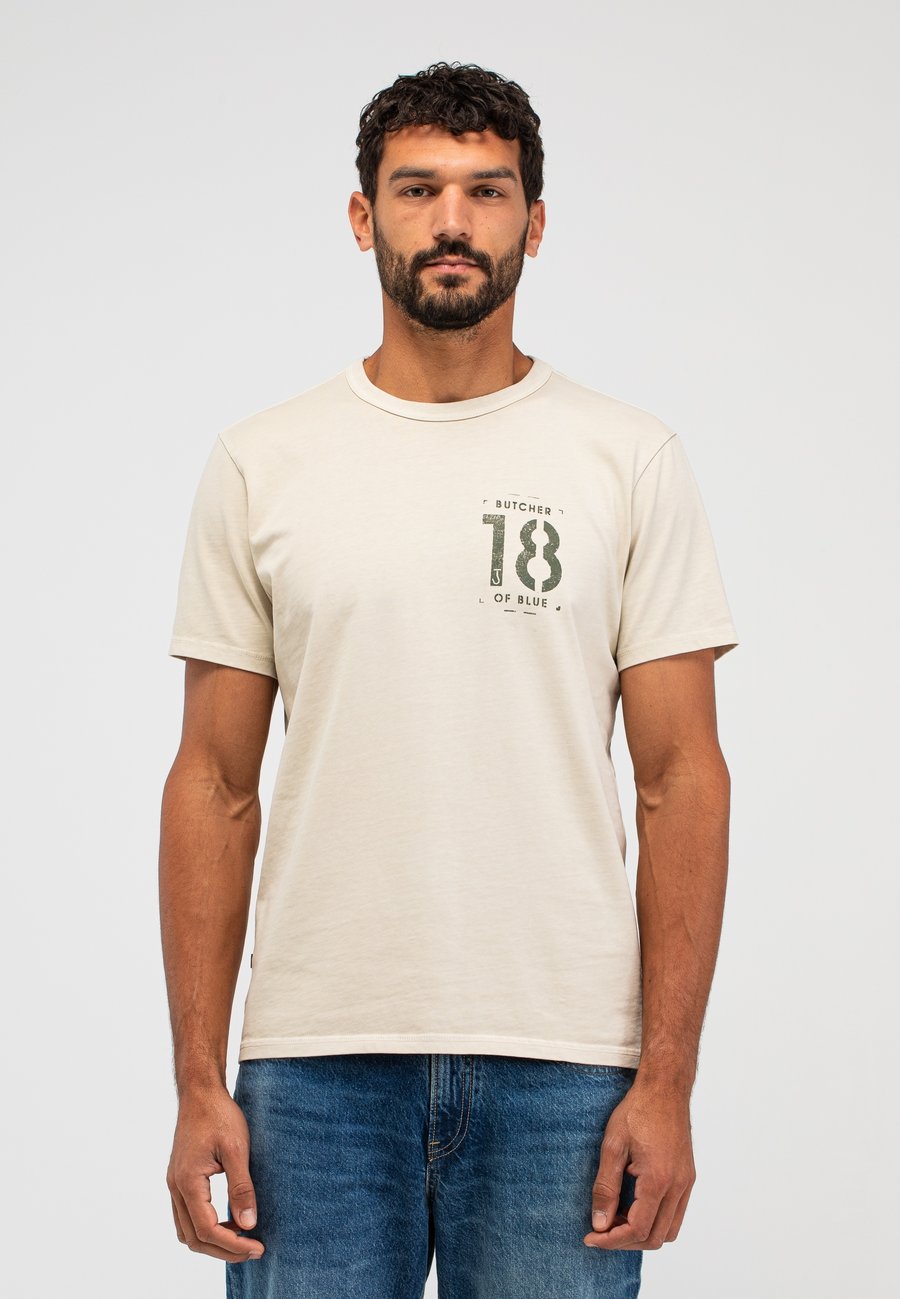 

Футболка Butcher of Blue S/S ARMY 18 STENCIL TEE, Beige Grey Vd/Beige, Серый, Футболка Butcher of Blue S/S ARMY 18 STENCIL TEE, Beige Grey Vd/Beige