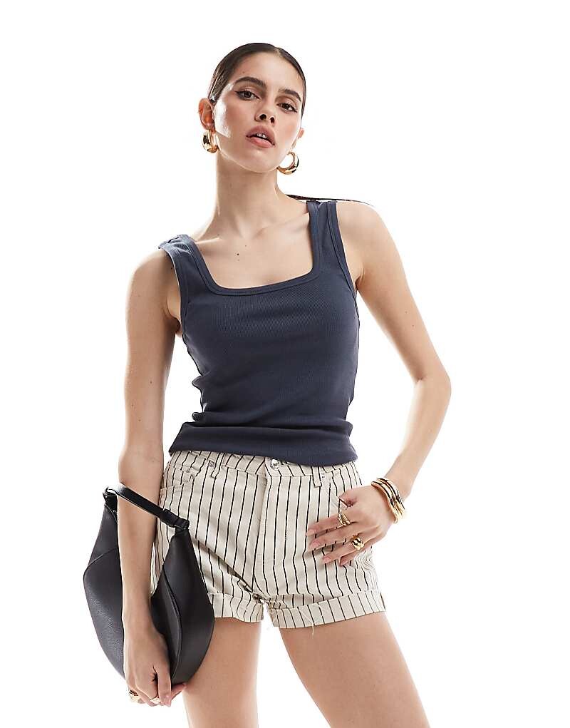 

ASOS DESIGN – Темно-графитовый топ без рукавов с глубоким ромбовидным вырезом