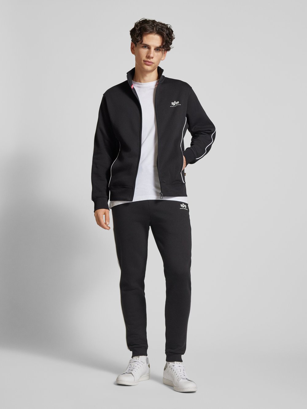 

Спортивные брюки с эластичным поясом Alpha Industries, черный