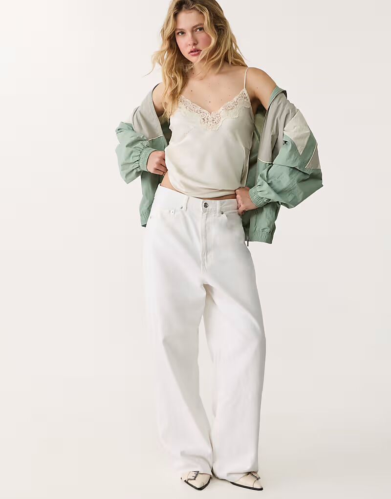 

Кружевной топ на бретелях Stradivarius цвета экрю