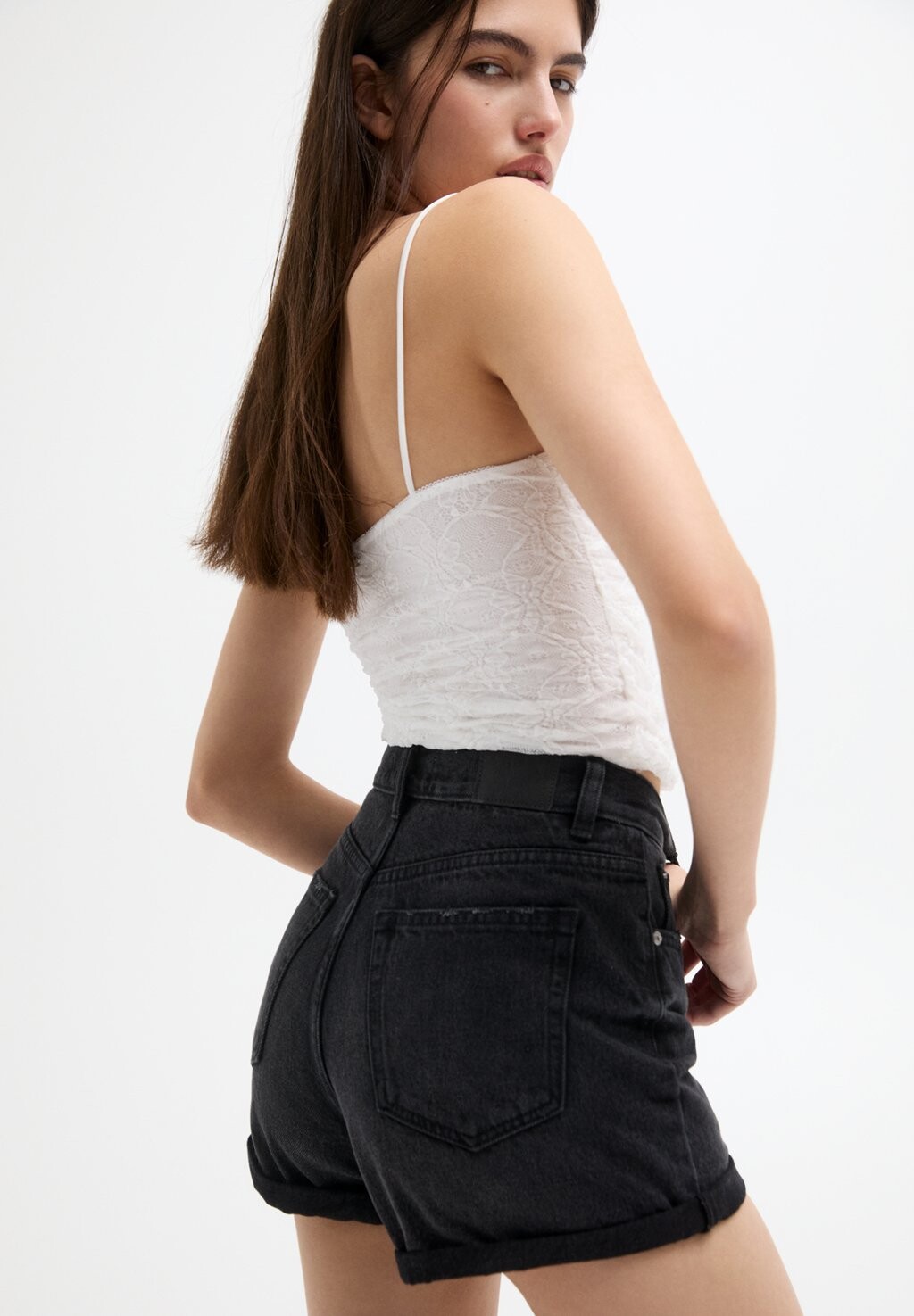 

Джинсовые шорты Turn-Up Mom PULL&BEAR, черные