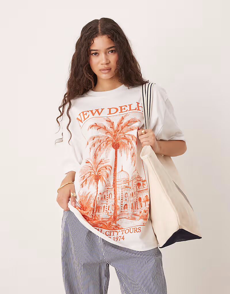 

Футболка свободного кроя ASOS DESIGN кремового цвета с декорированной графикой New Delhi