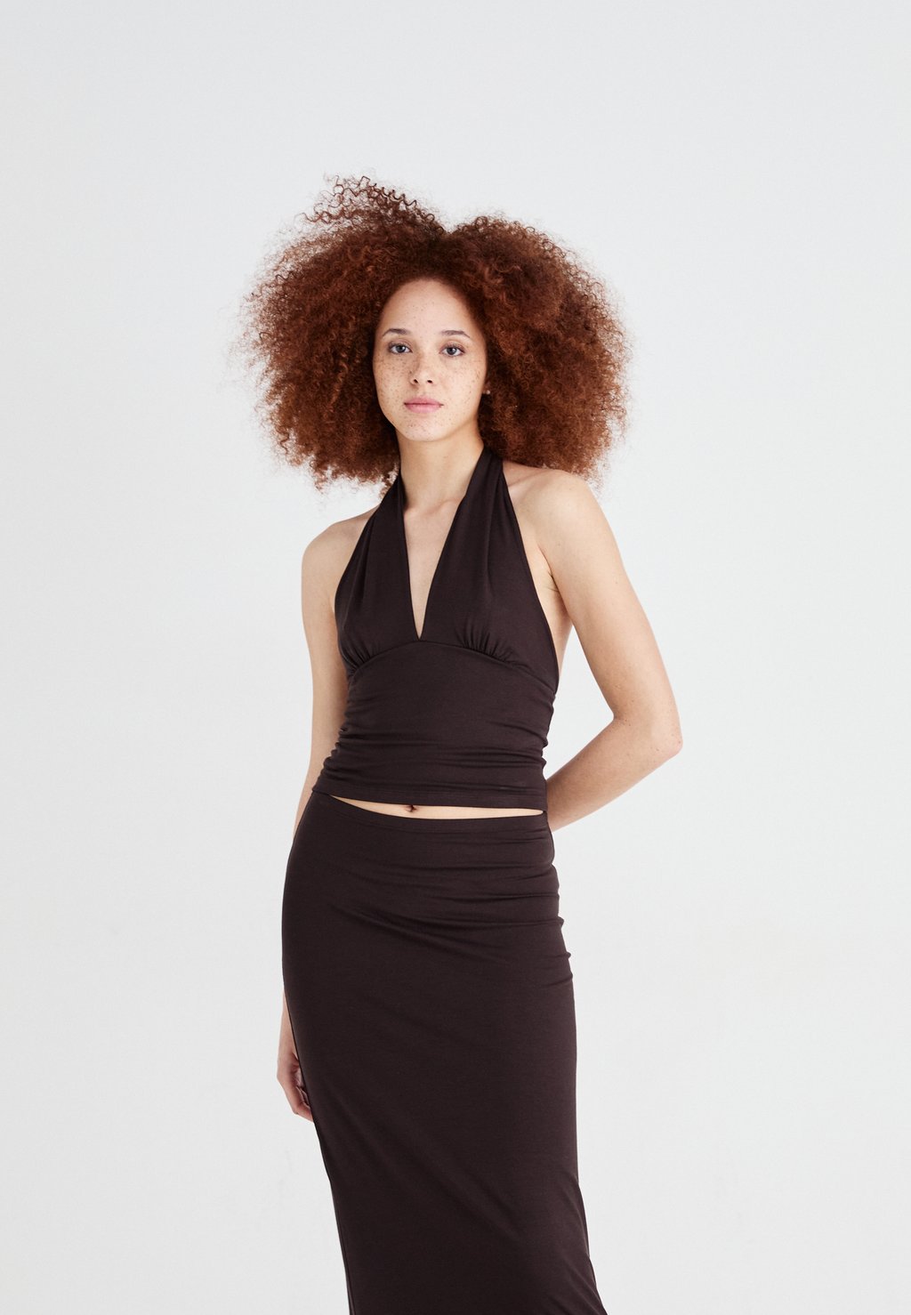 

Топ SOFT TOUCH HALTERNECK Gina Tricot, коричневый