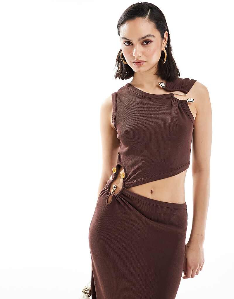

ASOS DESIGN – Шоколадное платье миди с вырезом и декоративной отделкой