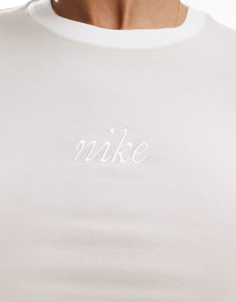 

Коричневая укороченная футболка с логотипом Nike