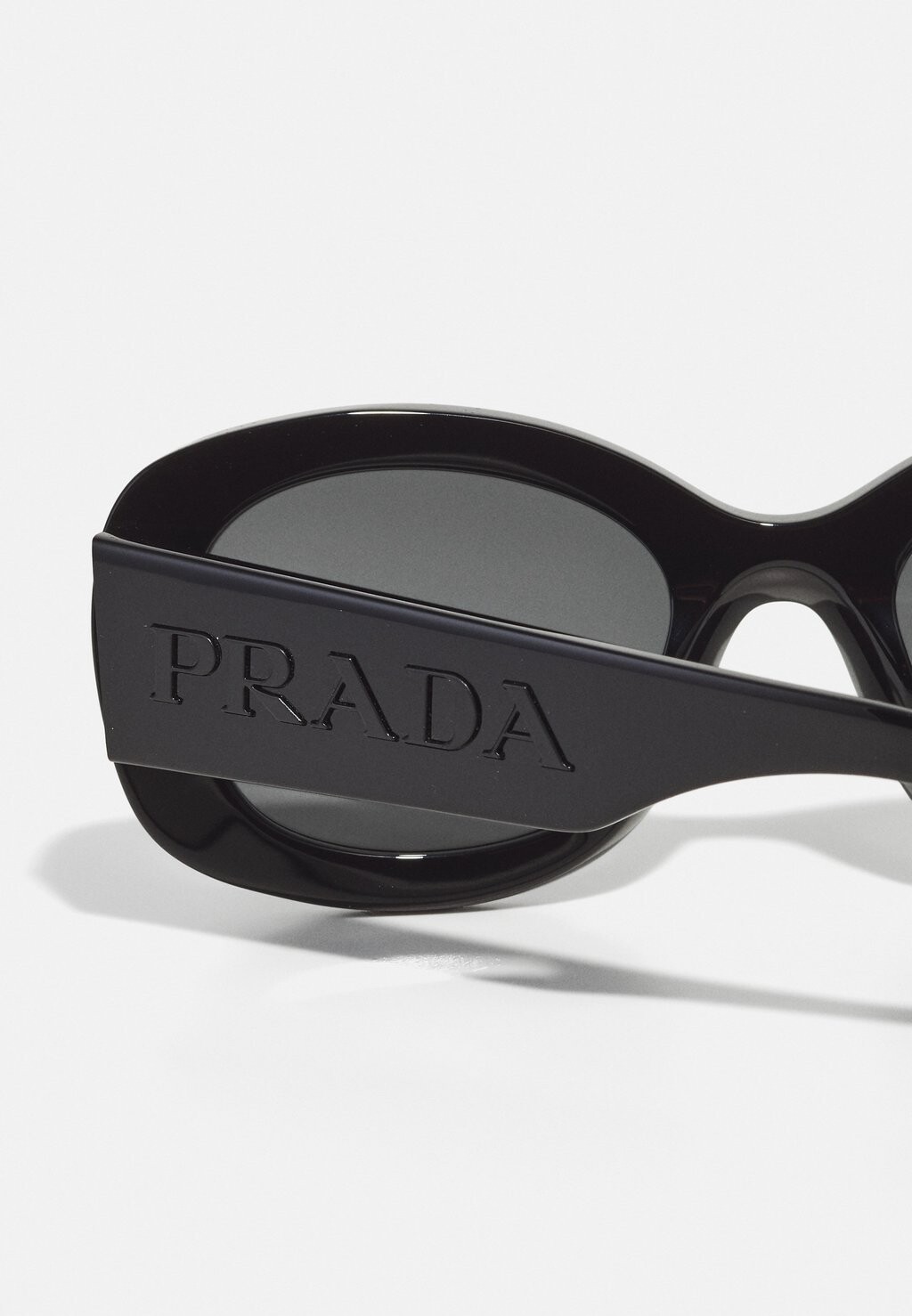 

Солнцезащитные очки Prada, черный