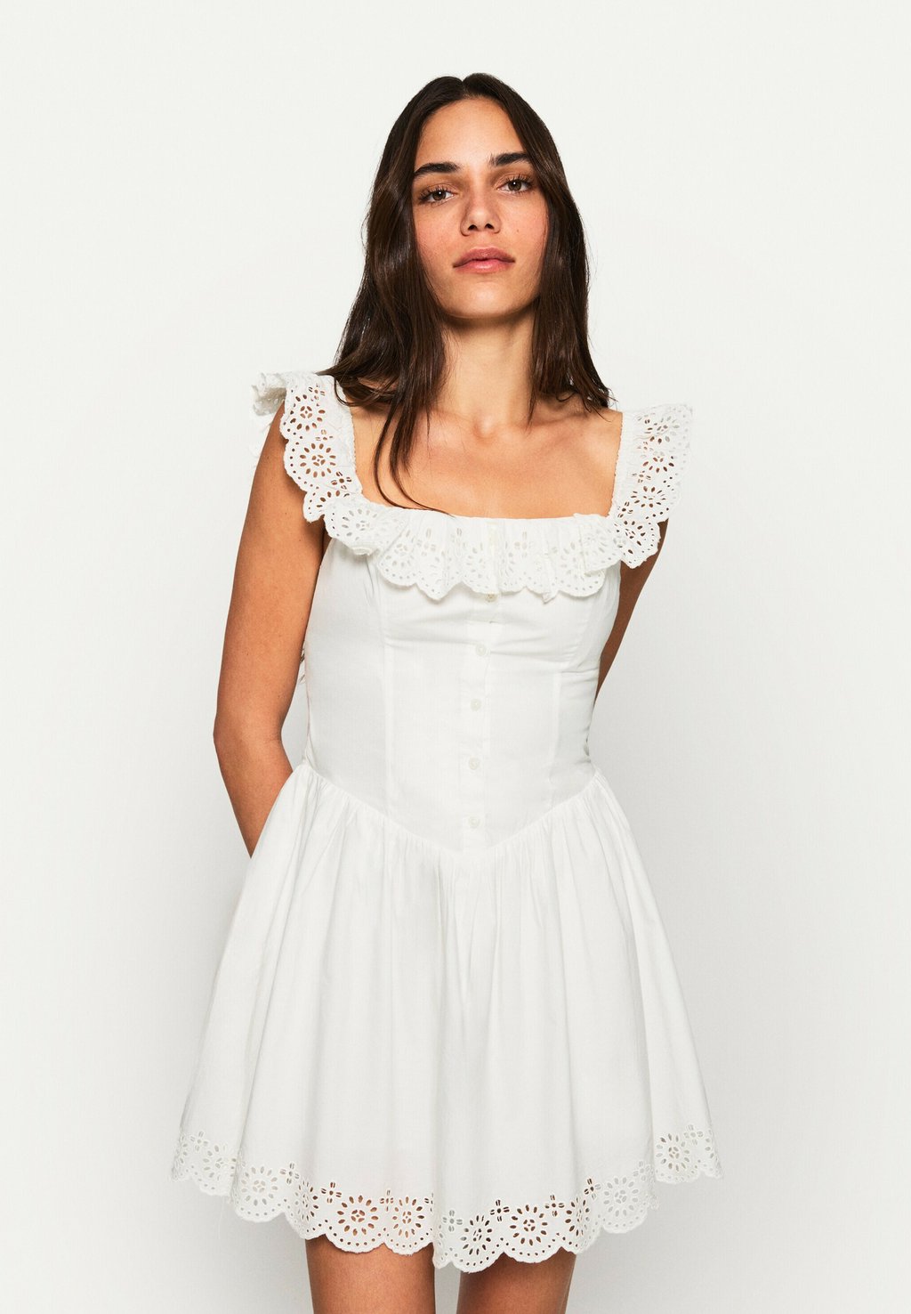 

Платье-рубашка WITH RUFFLES Bershka, белый