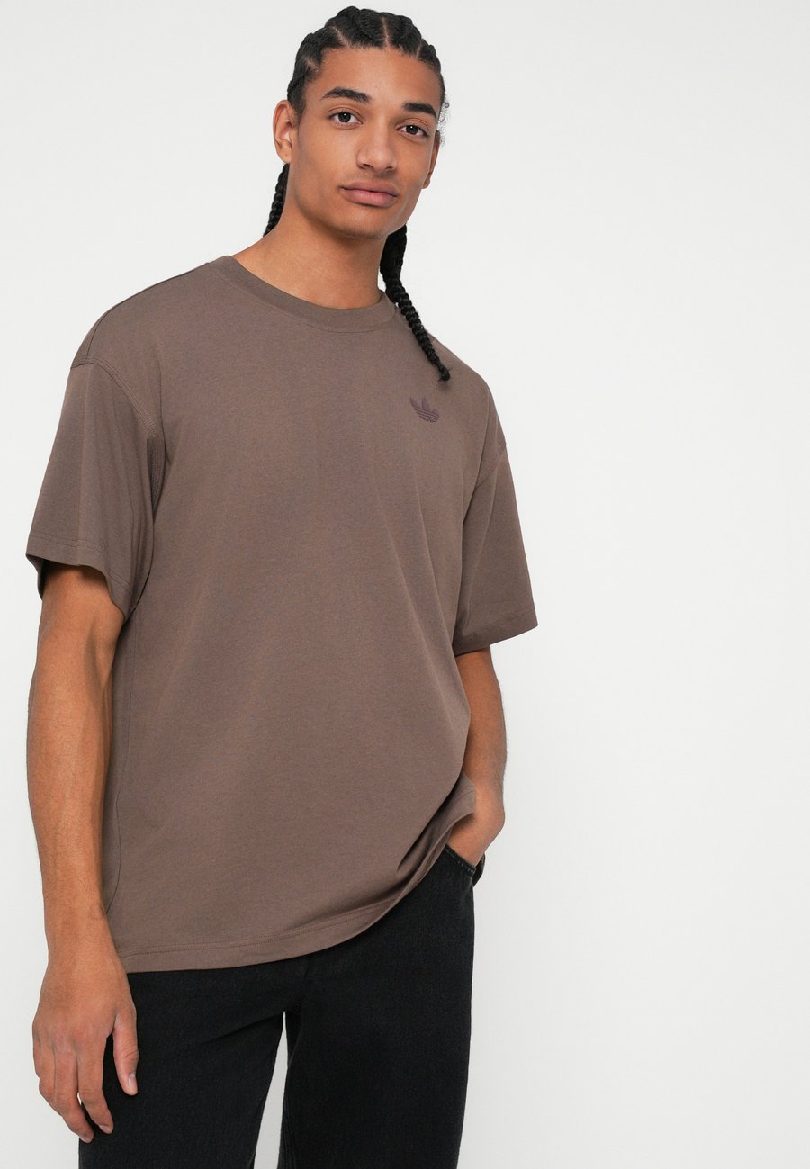 Футболка Adidas Originals RAMEN TREFFY UNISEX, Earth Strata/Brown — фото 4