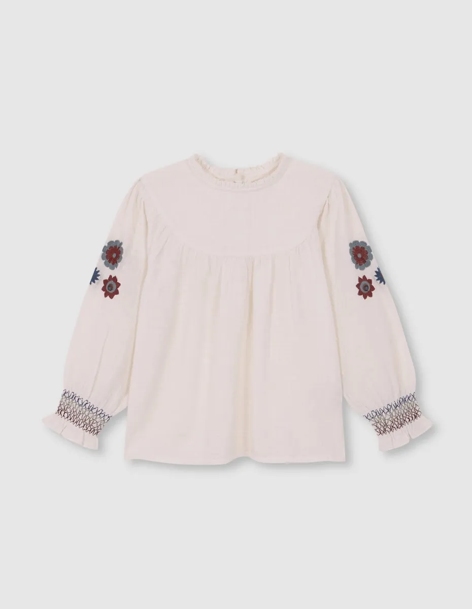 

Детская блузка с вышивкой на белых рукавах-фонариках Gocco