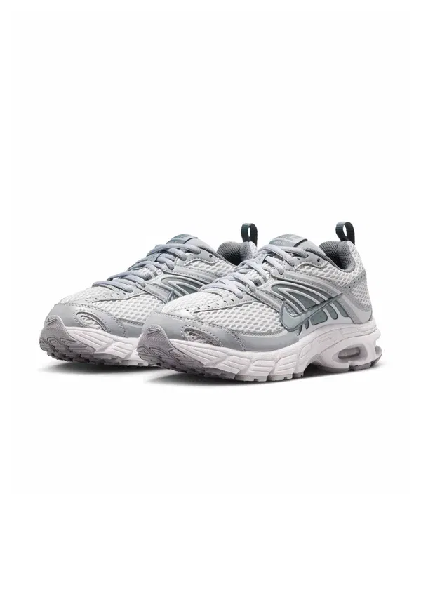 Кроссовки Nike Sportswear Air Max Moto 2K, серый волк/серый волк-серый васт-серый кул-металлик серебристый — фото 2