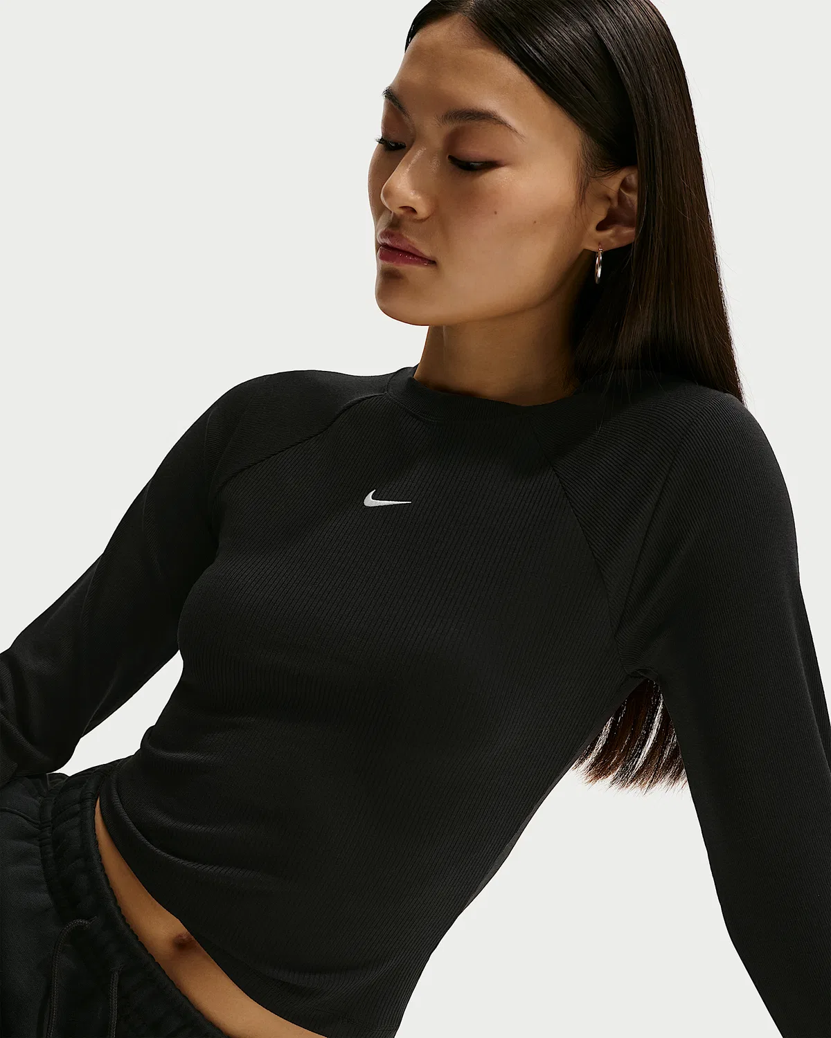 Женская облегающая длинная футболка с ребристой вязкой Nike Sportswear Chill Knit, Black/Sail — фото 3