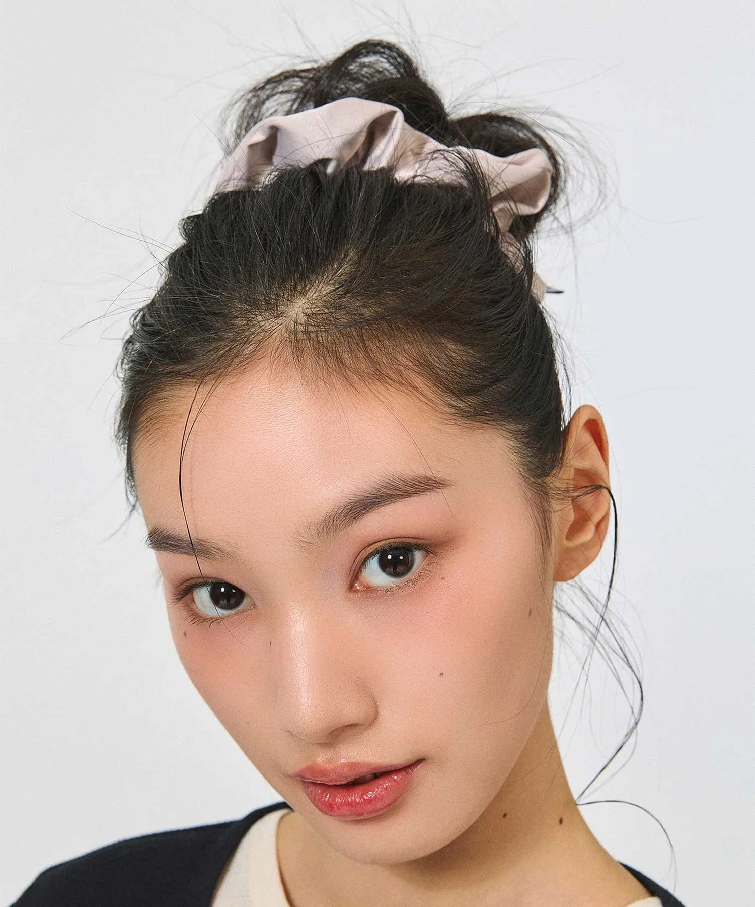 Резинка для волос Satin Heart Logo Pendant Scrunchie EMIS бежевая — фото 3