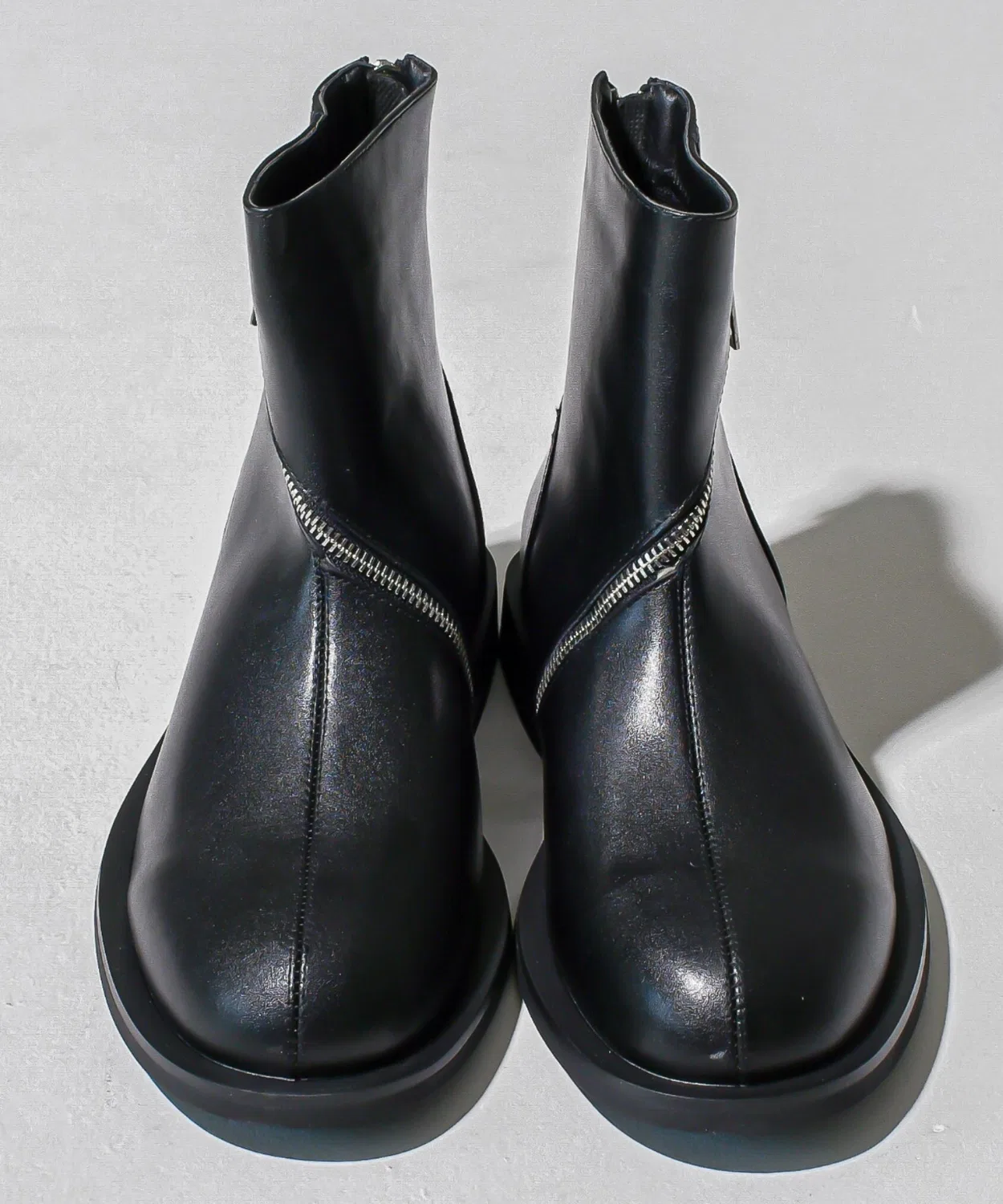 Ботинки Screw Zip Design Boots с винтовой молнией A'GEM/9 × .kom BENUSTA, синтетическая кожа, черный — фото 2