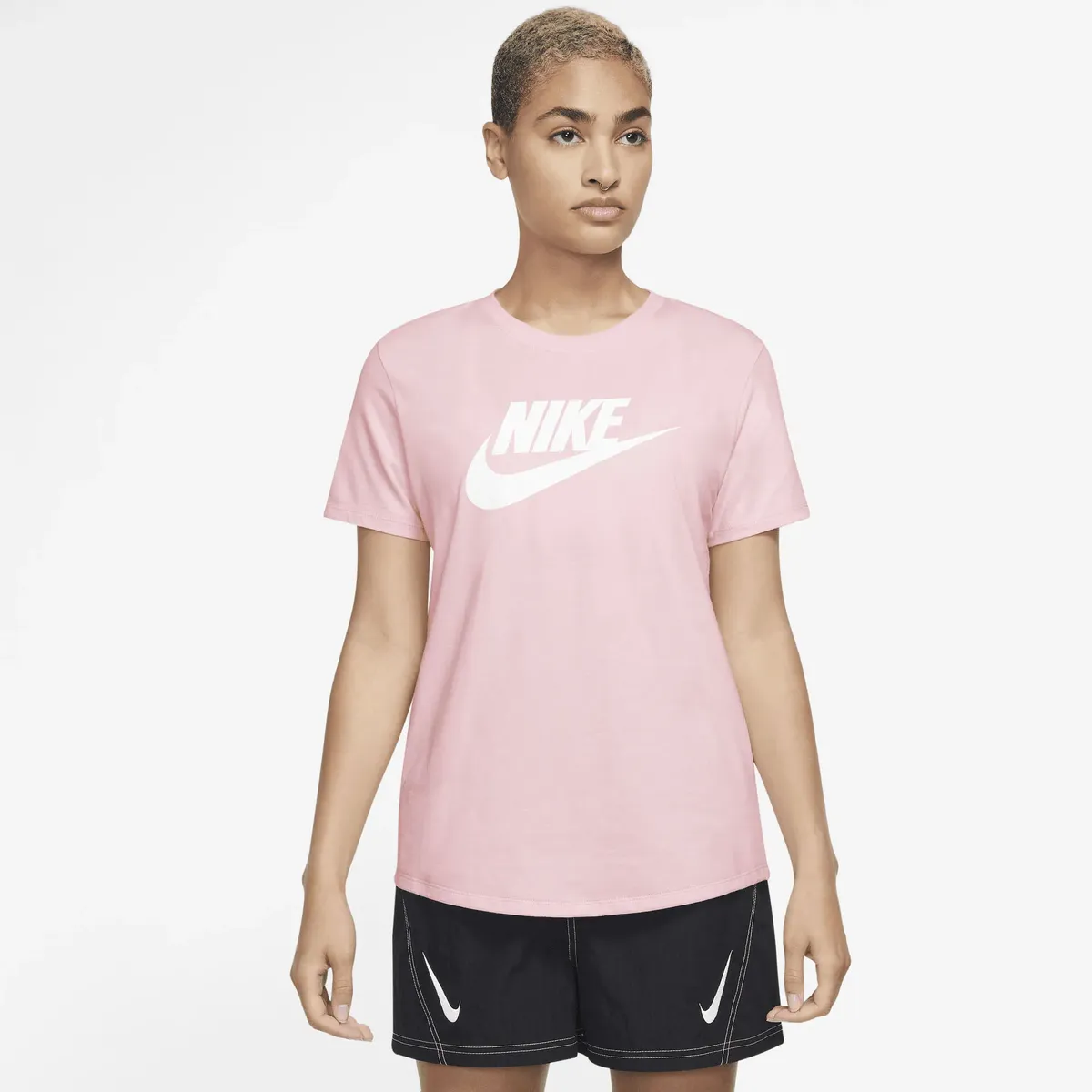 

Футболка Nike Sportswear "ЖЕНСКАЯ ФУТБОЛКА С ЛОГОТИПОМ ESSENTIALS", цвет Med Soft Pink