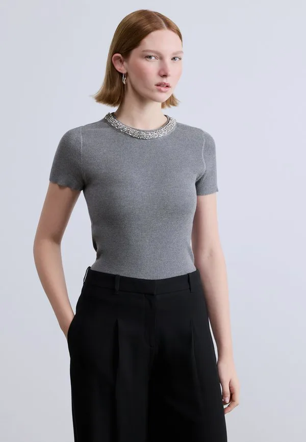 

Футболка с короткими рукавами и круглым вырезом, украшенная стразами по линии горловины. Dkny, Heather Grey, Серый, Футболка с короткими рукавами и круглым вырезом, украшенная стразами по линии горловины. Dkny, Heather Grey