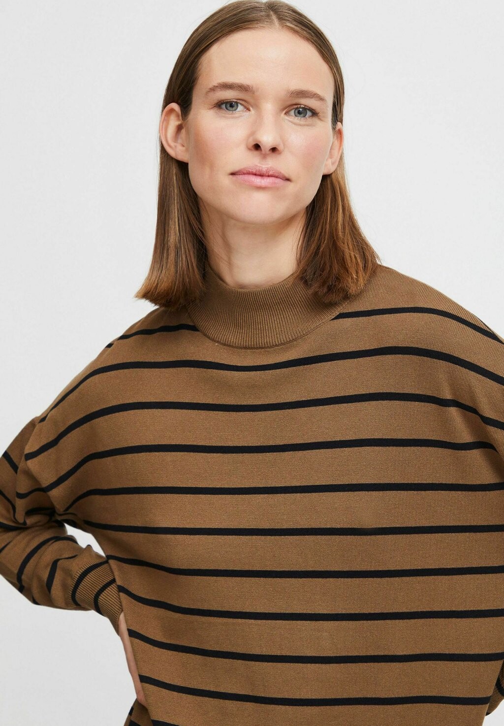 

Джемпер MMMORLA LOOSE TURTLENECK b.young, коричневый