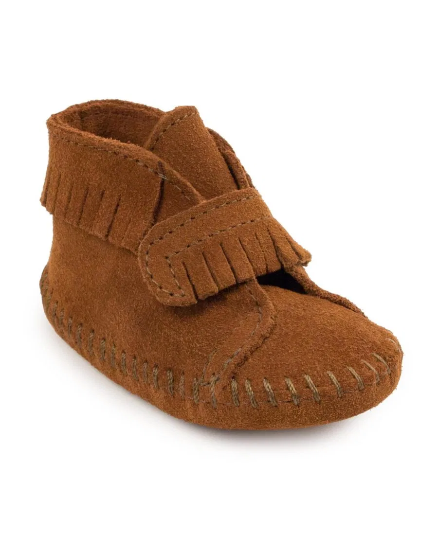 Детские замшевые пинетки с передним ремешком Minnetonka, коричневый