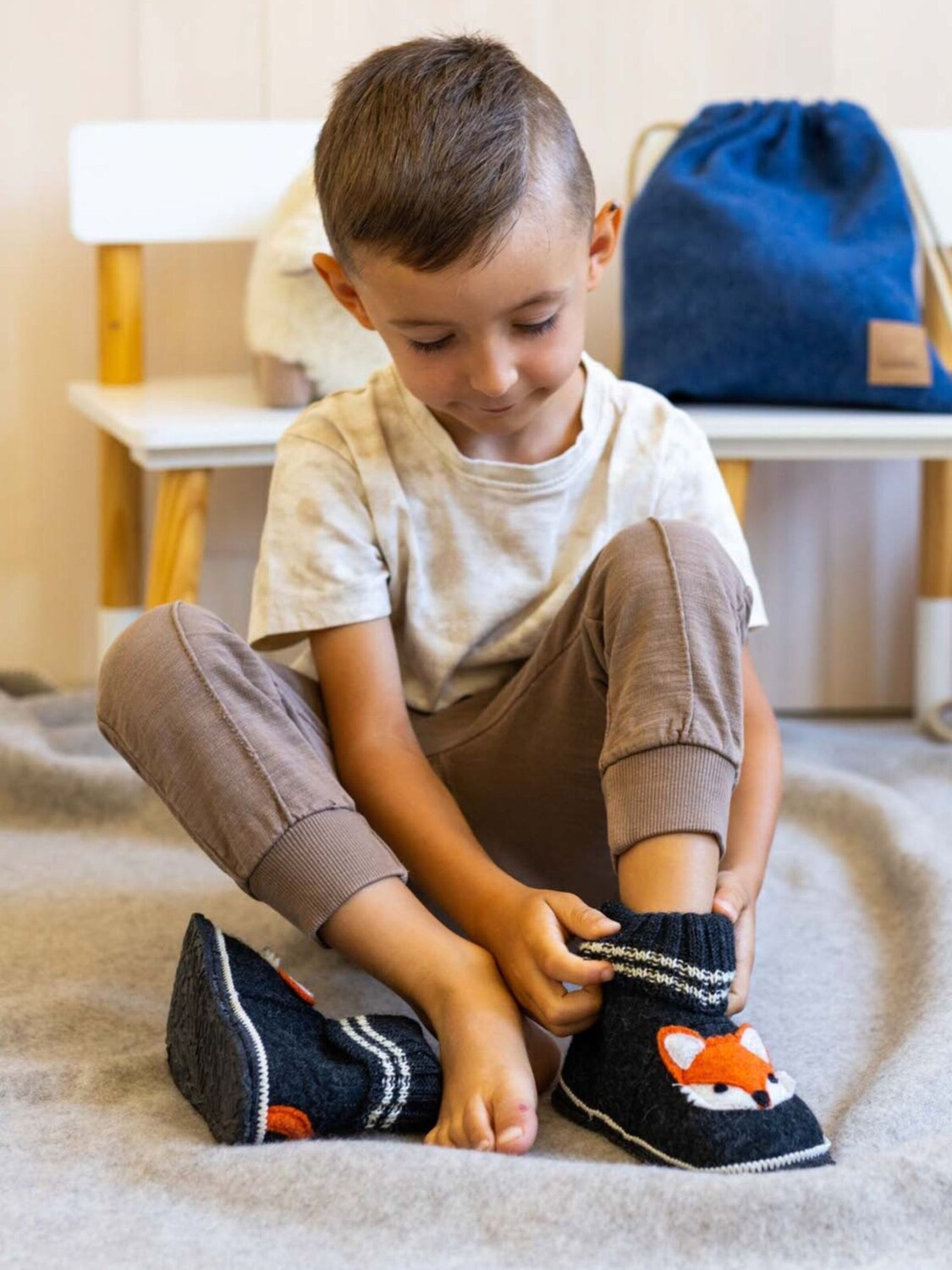 Kitz-pichler Тапочки 'Hüttenschuhe Schwaz Appl. Fuchs' в черном цвете — фото 3