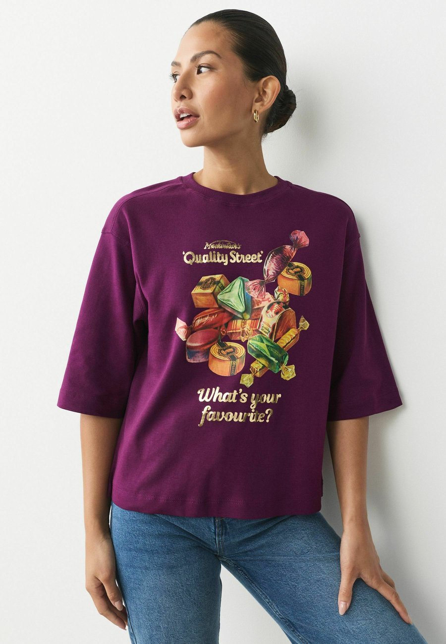 

Футболка Next QUALITY STREET LICENSE GRAPHIC CREW NECK, Purple, Фиолетовый, Футболка Next QUALITY STREET LICENSE GRAPHIC CREW NECK, Purple
