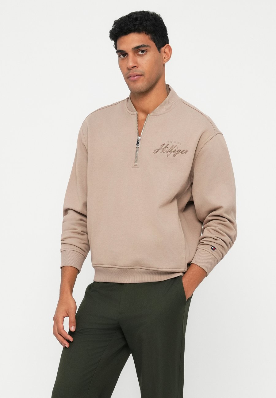 Толстовка Tommy Hilfiger MODERN ATH GRAPHIC, Coastal Taupe/Taupe — фото 4