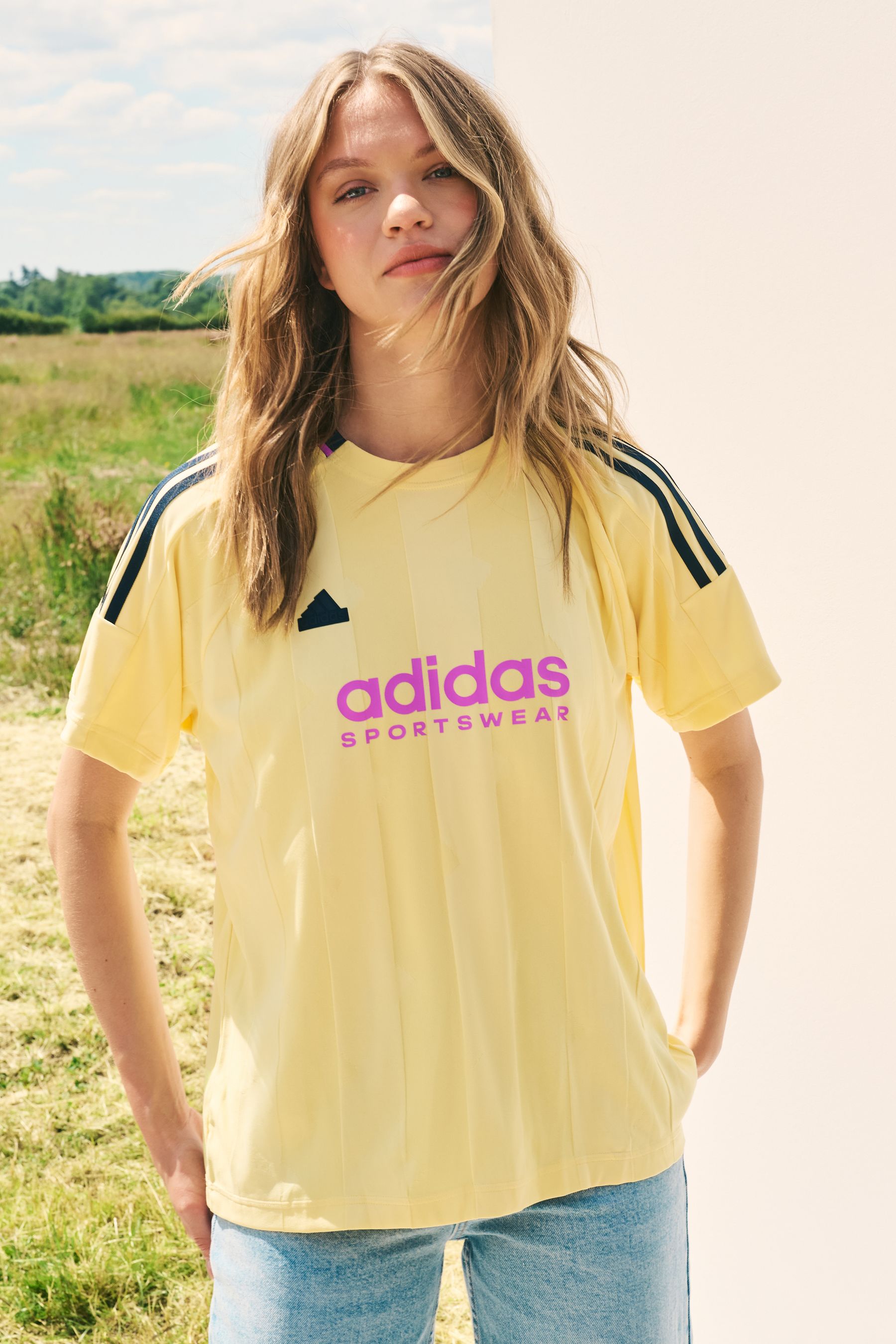 

Футболка бойфренда Tiro Adidas, желтый