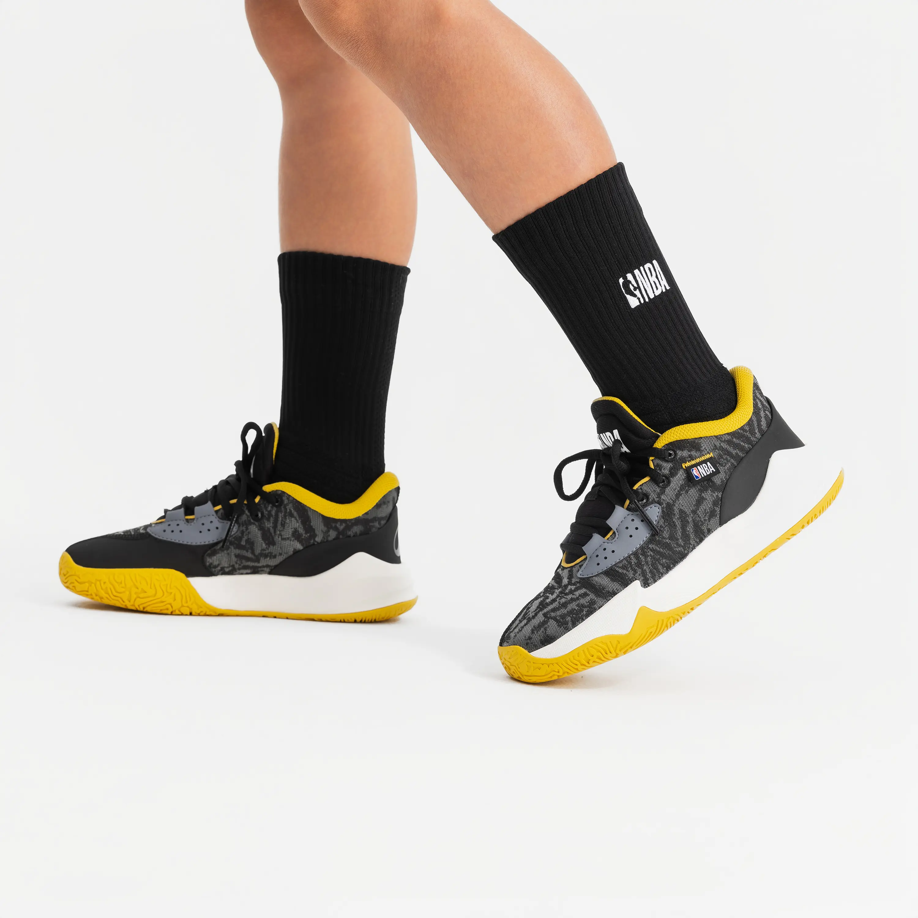 Молодёжные баскетбольные кроссовки Tarmak Fast 900 Low-1 NBA чёрные золотые — фото 2
